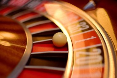 ajudan Top Trend Gaming dashboard showing trending slots and live-dealer games on mobile